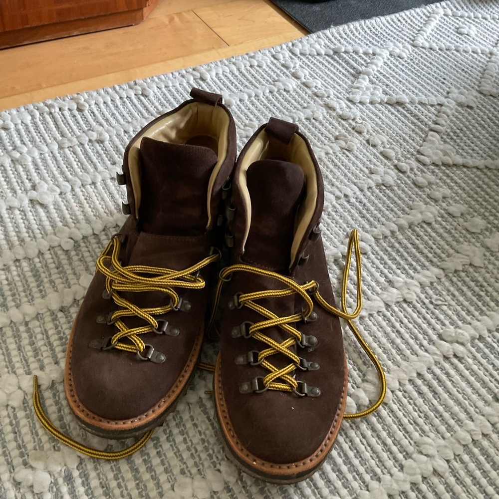 Brown Hiking Boots with Yellow Laces Fracap brand